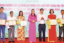 Khen thưởng các cá nhân có thành tích xuất sắc trong học tập và làm theo tư tưởng, đạo đức, phong cách Hồ Chí Minh.