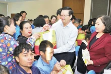 Lãnh đạo Trung ương và tỉnh Bà Rịa-Vũng Tàu tặng quà Tết cho công nhân, người lao động có hoàn cảnh khó khăn.