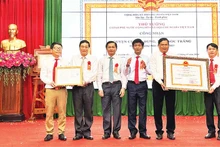 Đại diện lãnh đạo huyện Cù Lao Dung nhận Quyết định công nhận huyện nông thôn mới của Thủ tướng Chính phủ. 