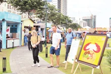 Khách du lịch tham quan không gian văn hóa ẩm thực Sài Gòn-Thành phố Hồ Chí Minh xưa và nay. (Ảnh THẾ ANH)