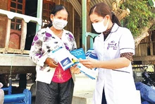 Cán bộ y tế Đắk Lắk tuyên truyền nâng cao nhận thức phòng chống dịch bệnh cho người dân.