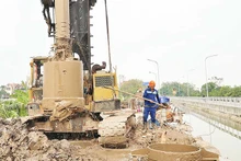 Nhà thầu đẩy nhanh tiến độ thi công dự án đường vành đai 4 tại huyện Hoài Đức.