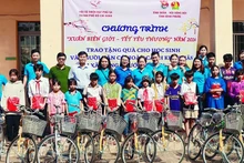 Tỉnh đoàn, Hội đồng Đội tỉnh Bình Phước phối hợp Hội từ thiện Hạt Phù Sa Thành phố Hồ Chí Minh tặng xe đạp và quà cho các học sinh có hoàn cảnh khó khăn vượt khó học giỏi tại huyện Bù Đốp. (Ảnh NGỌC PHƯỢNG)