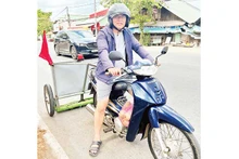 Anh Trần Khắc Vũ cùng xe tự chế hút đinh, vật sắc nhọn giúp bảo đảm an toàn giao thông.