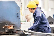 Người lao động cần tìm hiểu và trang bị các kiến thức về an toàn lao động để bảo đảm an toàn tại môi trường làm việc.