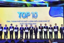 Chủ tịch VCCI Phạm Tấn Công trao chứng nhận cho tốp 10 địa phương dẫn đầu bảng xếp hạng PCI năm 2022. (Ảnh MINH DŨNG)