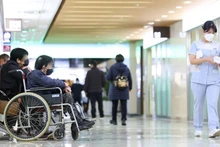 Bệnh nhân xếp hàng chờ khám và điều trị tại một bệnh viện ở Seoul.