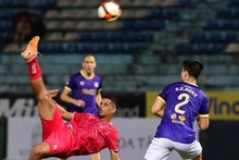 Cầu thủ Lucao do Break (áo đỏ) ghi 3 bàn thắng cho Hải Phòng. (Ảnh TRẦN HẢI)