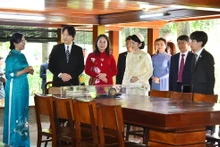 [Ảnh] Hoàng Thái tử Nhật Bản Akishino tham quan Khu di tích Chủ tịch Hồ Chí Minh