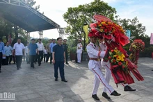 Chủ tịch Quốc hội Vương Đình Huệ và Đoàn công tác dâng hoa, dâng hương tại Nghĩa trang liệt sĩ thành phố Huế, tỉnh Thừa Thiên Huế. (Ảnh Duy Linh)