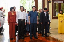 Chủ tịch Quốc hội Vương Đình Huệ và các đại biểu dâng hương tưởng niệm tại Đền thờ Chủ tịch nước Tôn Đức Thắng, xã Mỹ Hòa Hưng, thành phố Long Xuyên, tỉnh An Giang. (Ảnh Duy Linh) 