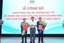 Thứ trưởng Y tế Đỗ Xuân Tuyên trao quyết định bổ nhiệm hai phó giám đốc Bệnh viện K