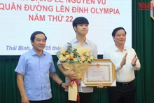 Lãnh đạo tỉnh Thái Bình tặng hoa, bằng khen và tiền thưởng 100 triệu đồng cho em Đặng Lê Nguyên Vũ.