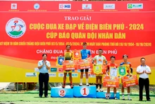 Ban tổ chức trao thưởng tới các tay đua xuất sắc ở chặng 4.