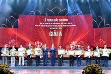 Đồng chí Trần Thanh Mẫn và đồng chí Nguyễn Trọng Nghĩa trao giải A tặng các tác giả đoạt giải.