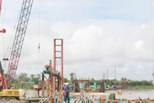 Trên công trường xây dựng Dự án Đường ven biển kết nối hành lang kinh tế đông tây, tỉnh Quảng Trị giai đoạn 1.