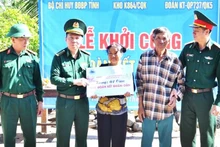 Lễ trao biển hỗ trợ xây dựng “Nhà đoàn kết quân dân” cho gia đình ông Phan Thanh Sang ở xã biên giới Ia Rvê.