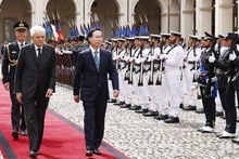 Chủ tịch nước Võ Văn Thưởng và Tổng thống Cộng hòa Italy Sergio Mattarella duyệt đội danh dự. (Ảnh: TTXVN)