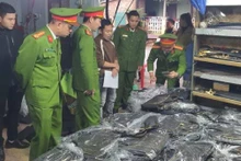 Công an đang kiểm tra tại cơ sở xản xuất của ông Khánh.