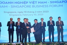 Thủ tướng Phạm Minh Chính chứng kiến lễ trao giấy chứng nhận, thỏa thuận hợp tác đầu tư của cộng đồng doanh nghiệp hai nước. Trong ảnh: Bộ trưởng Kế hoạch và Đầu tư Nguyễn Chí Dũng trao chứng nhận đầu tư cho đại diện lãnh đạo Tập đoàn Masan. 