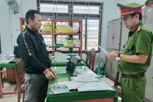 Công an huyện Tư Nghĩa đọc lệnh bắt khẩn cấp đối tượng Trương Đình Nhạt. (Ảnh: Công an huyện Tư Nghĩa cung cấp).