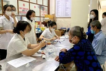 Cấp phát thuốc chữa bệnh miễn phí cho người dân tại huyện Hoa Lư (Ninh Bình), ngày 2/10.