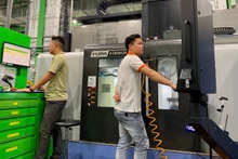 Sản xuất thiết bị công nghệ cao tại Khu công nghệ cao Hòa Lạc.