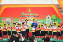Trao 50 suất học bổng "Tiếp sức cho em đến trường" và hàng nghìn phần quà tặng thiếu nhi