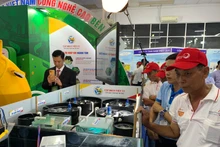 Người dân tìm hiểu quy trình nuôi tôm tiên tiến tại hội chợ.
