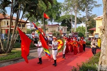 Đoàn lãnh đạo tỉnh Vĩnh Long tiến vào Nhà thờ Vua Hùng trong khuôn viên Bảo Tàng tỉnh Vĩnh Long để dâng hương, dâng vật phẩm lên Vua Hùng.