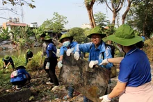 Các đoàn viên, thanh niên cùng dọn dẹp vệ sinh chung quanh tuyến kênh Lăng 2.