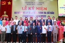 Tổng Biên tập Báo Nhân Dân Lê Quốc Minh chụp ảnh lưu niệm với các đại biểu.