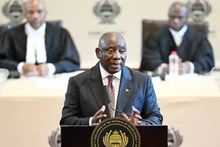 Tổng thống Nam Phi Cyril Ramaphosa (ảnh) tháng 1/2025 đã ký ban hành dự luật quốc hữu hóa nhằm tạo điều kiện cho nhà nước trong việc thu hồi đất đai phục vụ các lợi ích công cộng. Tuy nhiên, Tổng thống Mỹ Donald Trump lại cho rằng dự luật trên nhằm mục đích cân bằng sự chênh lệch về chủng tộc trong quyền sở hữu đất đai. (Ảnh: THX/TTXVN)