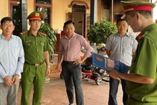 Cơ quan Cảnh sát điều tra Công an tỉnh Quảng Bình tiến hành khám xét nơi ở của Hoàng Văn Đức. (Ảnh: CTV)