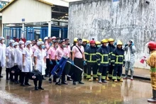 Các lực lượng tham gia diễn tập hiệp đồng tác chiến, triển khai phương án ứng phó sự cố hóa chất.