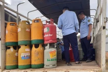 Lực lượng chức năng kiểm đếm bình gas tại hiện trường. (Ảnh: Quản lý thị trường cung cấp) 