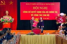Đồng chí Trương Thị Mai trao quyết định và tặng hoa chúc mừng đồng chí Nguyễn Văn Thể.