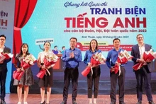 Ban Tổ chức tặng hoa Ban Giám khảo cuộc thi và 4 đội dự thi vòng chung kết. 