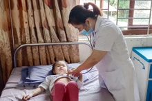 Học sinh mầm non nghi ngộ độc thực phẩm được điều trị tại Trung tâm Y tế huyện Văn Quan (tỉnh Lạng Sơn). (Ảnh: TTXVN phát)