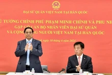 Thủ tướng Phạm Minh Chính gặp gỡ cán bộ, nhân viên Đại sứ quán, cộng đồng người Việt Nam tại Hàn Quốc