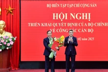 Ủy viên Bộ Chính trị, Bí thư Trung ương Đảng, Trưởng Ban Tổ chức Trung ương Lê Minh Hưng trao Quyết định và chúc mừng đồng chí Hoàng Trung Dũng nhận nhiệm vụ mới. (Ảnh: Đăng Khoa)