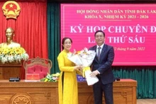 Đồng chí Nguyễn Đình Trung, Ủy viên Trung ương Đảng, Bí thư Tỉnh ủy Đắk Lắk tặng hoa chúc mừng tân Chủ tịch Hội đồng nhân dân tỉnh Đắk Lắk Huỳnh Thị Chiến Hòa. 