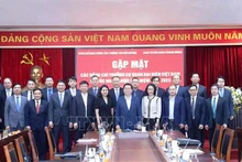 Trưởng Ban Tuyên giáo Trung ương Nguyễn Trọng Nghĩa và các đại biểu tại buổi gặp mặt. (Ảnh: TTXVN)