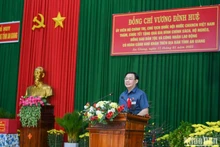 Chủ tịch Quốc hội Vương Đình Huệ phát biểu thăm hỏi, chúc Tết gia đình chính sách, hộ nghèo, đồng bào dân tộc và công nhân lao động có hoàn cảnh khó khăn tỉnh An Giang. (Ảnh Duy Linh)