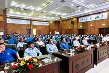 Cán bộ, kỹ sư, công nhân Công ty cổ phần Lọc hoá dầu Bình Sơn chăm chú lắng nghe tuyên truyền về biển đảo.