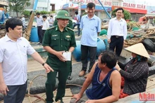 Phó Chủ tịch Ủy ban nhân dân tỉnh Quảng Ngãi Trần Phước Hiền kiểm tra việc neo đậu tàu thuyền tại cảng cá Sa Huỳnh, thị xã Đức Phổ.