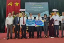 Bộ trưởng Giáo dục và Đào tạo Nguyễn Kim Sơn (thứ 3 từ trái sang) và đại diện Nhà xuất bản Giáo dục Việt Nam trao tặng bộ sách giáo khoa và Tủ sách dùng chung cho tỉnh Gia Lai.
