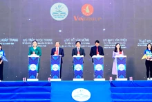 Đại biểu nhấn nút khởi động Dự án “Người dân Khánh Hòa nói tiếng Anh”.