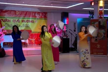 Tiết mục văn nghệ do kiều bào Việt Nam tại Hà Lan biểu diễn. (Ảnh: TTXVN phát)