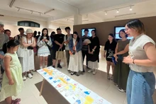 Khách tham quan triển lãm “Chèo Méo” tại Cung Thiếu nhi Hà Nội.